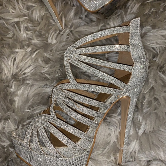 Shiny hi heels - Picture 3 of 5